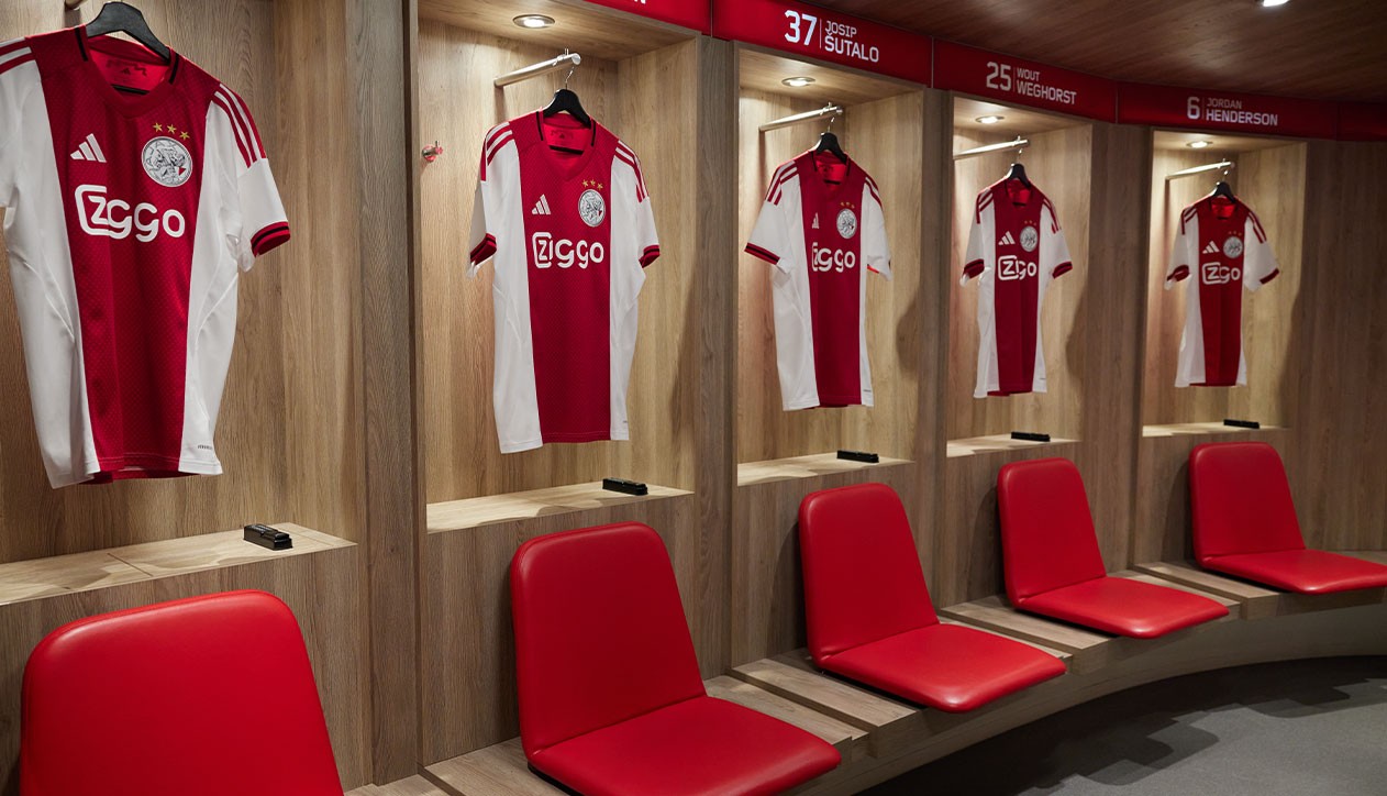 Ajax presenteert nieuw thuisshirt: eerbetoon aan 750 jaar Amsterdam met klassiek clublogo