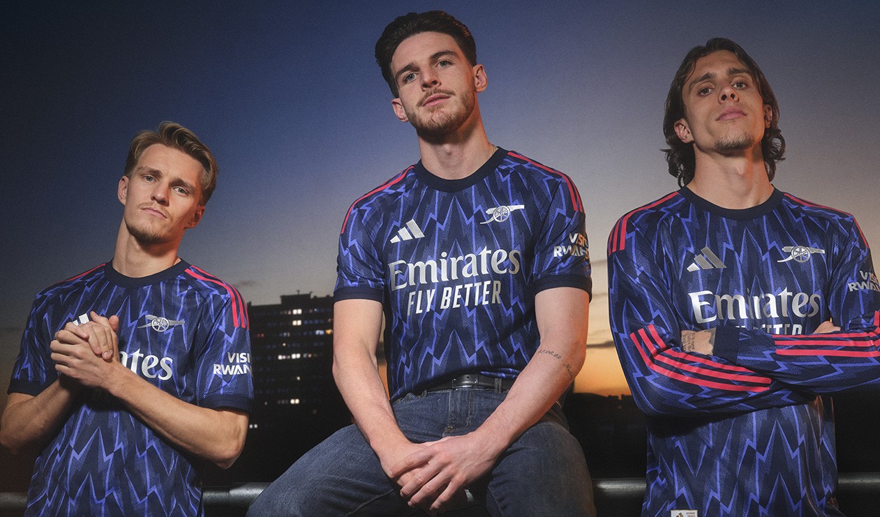 Arsenal presenteert uit en derde tenue voor seizoen 25/26